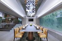 uma sala de jantar com uma mesa longa e cadeiras em The Alts Hotel em Palimbão