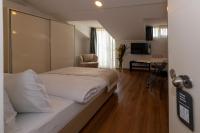 Postel nebo postele na pokoji v ubytování Joy Suites