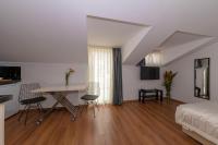 TV a/nebo společenská místnost v ubytování Joy Suites