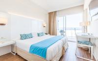 Postel nebo postele na pokoji v ubytování BLUESEA Cala Millor