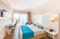 Postel nebo postele na pokoji v ubytování BLUESEA Cala Millor