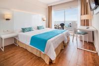 Postel nebo postele na pokoji v ubytování BLUESEA Cala Millor