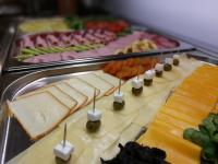 un buffet con queso, carne y otros alimentos en Hotel Opal Superior - Adults Only, en Gyöngyös