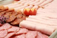 Un montón de comida con un tomate en una mesa. en Hotel Opal Superior - Adults Only, en Gyöngyös