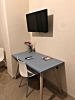 Televízia a/alebo spoločenská miestnosť v ubytovaní Napoli City Inn