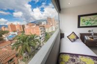 Hotel Golden Palermoにあるバルコニーまたはテラス