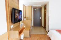 TV a/nebo společenská místnost v ubytování Dynasty Inn