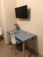 Televízia a/alebo spoločenská miestnosť v ubytovaní Napoli City Inn
