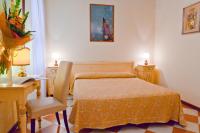 a bedroom with a bed and a desk and a chair at Hotel Henry in Venice