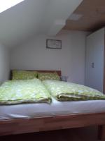 A bed or beds in a room at Ferienwohnung Gmeiner