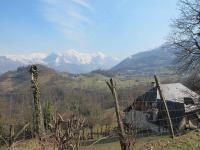 a fence on a hill with mountains in the background at Les gerbes in Arras-en-Lavedan