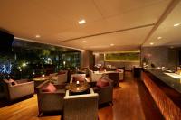 ein Restaurant mit Sofas und Tischen und einer Bar in der Unterkunft Sora Resort & Suites Sukhumvit in Bangkok