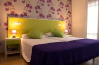 A bed or beds in a room at Balenax Pensión