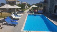 Bazén v ubytovaní Villas Panorama Apolpaina Lefkas alebo v jeho blízkosti