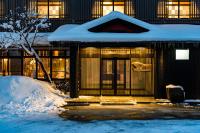 un edificio con nieve en la parte delantera en Meitoya So, en Zao Onsen