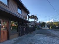 un edificio con un letrero para un restaurante en una calle en Hostal Graciela, en Pucón