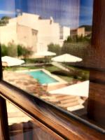 Basen w obiekcie Petit Hotel Alaro lub w pobliżu