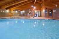 una gran piscina en una habitación de hotel en AmericInn by Wyndham Coon Rapids, en Coon Rapids