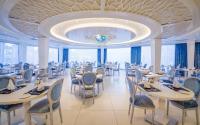 Adams Beach Hotel & Spaにあるレストランまたは飲食店