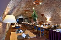 塔博尔德沃夏克塔博尔LH会议及康体酒店的有木桌椅和砖墙的餐厅