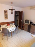 Kuchyňa alebo kuchynka v ubytovaní Heart of Vis and Kut area Apartman Romandic