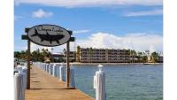 ein Schild auf einem Pier neben dem Wasser in der Unterkunft Cheeca Lodge &amp; Spa in Islamorada