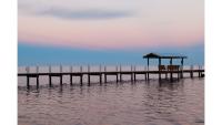 ein Pier mit zwei Stühlen auf dem Wasser in der Unterkunft Cheeca Lodge &amp; Spa in Islamorada