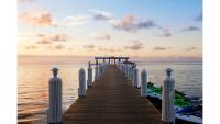 ein hölzerner Pier, der sich ins Wasser erstreckt in der Unterkunft Cheeca Lodge &amp; Spa in Islamorada