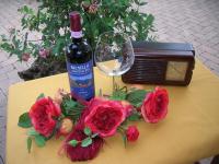 una botella de vino y flores en una mesa en Hotel Rosati, en Chiusi