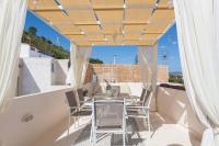 Balkón alebo terasa v ubytovaní Kalyves Maisonette Bougainvillea