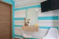 Televízia a/alebo spoločenská miestnosť v ubytovaní Kalyves Maisonette Bougainvillea