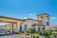 un gran edificio con un coche aparcado delante en Baymont by Wyndham Tehachapi, en Tehachapi