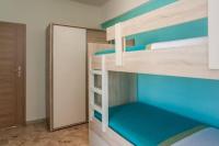 Poschodová posteľ alebo postele v izbe v ubytovaní Kalyves Maisonette Bougainvillea