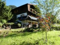 A garden outside Almblick Appartements