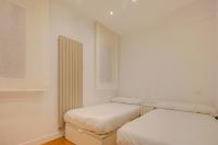 Łóżko lub łóżka w pokoju w obiekcie Luxury Rooms Madrid Center