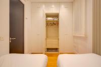 Łóżko lub łóżka w pokoju w obiekcie Luxury Rooms Madrid Center