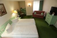 Postel nebo postele na pokoji v ubytování Schwarzwaldhotel Stollen