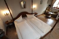 Postel nebo postele na pokoji v ubytování Schwarzwaldhotel Stollen