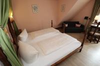 Postel nebo postele na pokoji v ubytování Schwarzwaldhotel Stollen
