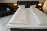 Postel nebo postele na pokoji v ubytování Schwarzwaldhotel Stollen