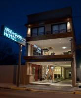 タンディルにあるHotel Aires de Tandilのホテルの看板が目の前にある建物