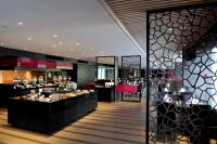 莱卡邦Amaranth Suvarnabhumi Hotel - Free Suvarnabhumi Airport Shuttle的一间餐厅,柜台上有很多食物