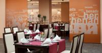 un comedor con mesas y sillas con mantel rosa en Clarion Congress Hotel Ostrava, en Ostrava