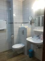 A bathroom at Aurora Panzió