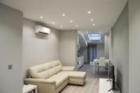 una sala de estar con un sofá y una mesa en Apartamenticos Boggiero III, en Zaragoza
