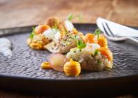 ザールバッハ・ヒンターグレムにあるHotel Alpine Palaceの木製のテーブルの黒皿