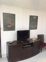 フォン ケオ & バーン ナン ファ ゲストハウスにあるテレビまたはエンターテインメントセンター