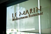 un cartel en el costado de un edificio en Cape Racha Hotel, en Si Racha