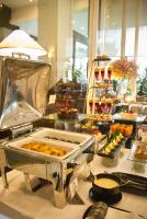 Una línea de buffet con muchos tipos diferentes de comida. en Cape Racha Hotel, en Si Racha