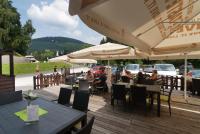 Nespecifikovaný výhled na hory nebo výhled na hory při pohledu z hotelu